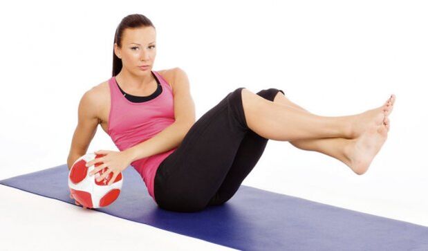 Exercise Crunches diagonally with the ball