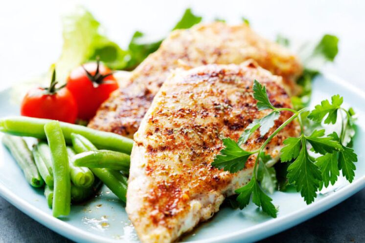 chicken breast low in carbohydrates with vegetables